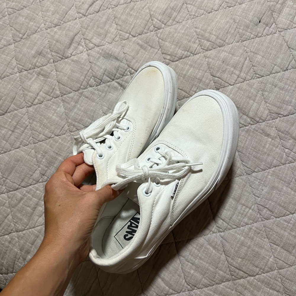 Unisex lace up white vans
